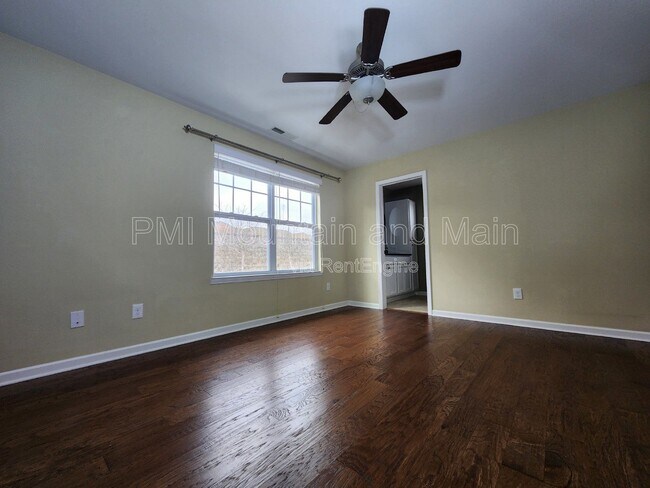 Building Photo - 19 Barnett Shoals Dr