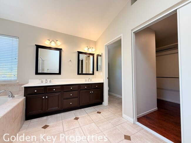 Building Photo - Move-in ready 4 bedroom / 3 bathroom home in Oceanside!