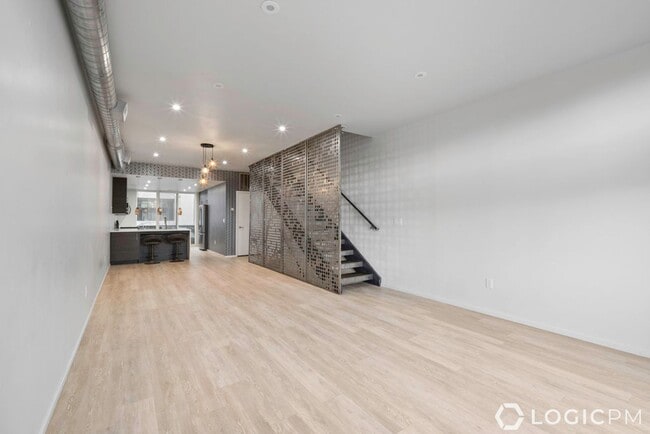 Building Photo - 15 E Kensington Ave