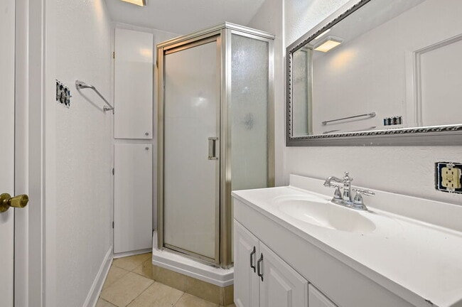 Building Photo - 8955 Alma Dr