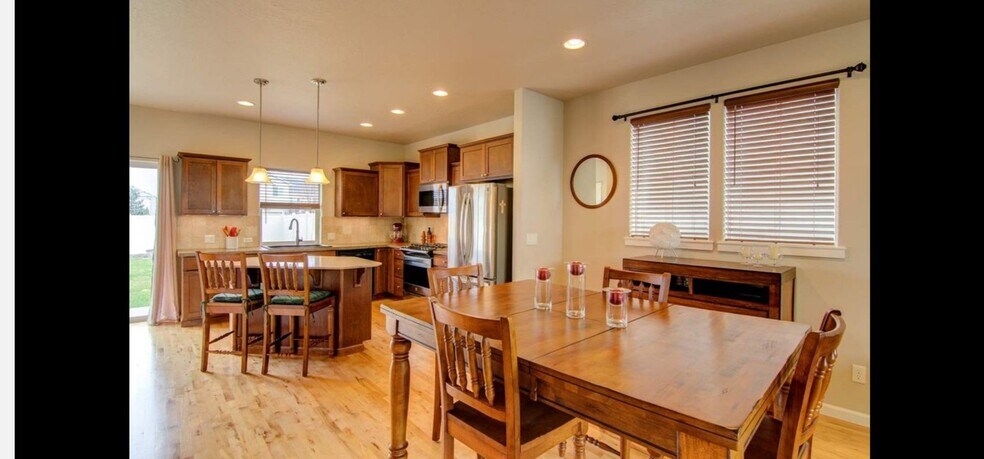 Dinning/ kitchen - 1826 N Meyers Rd