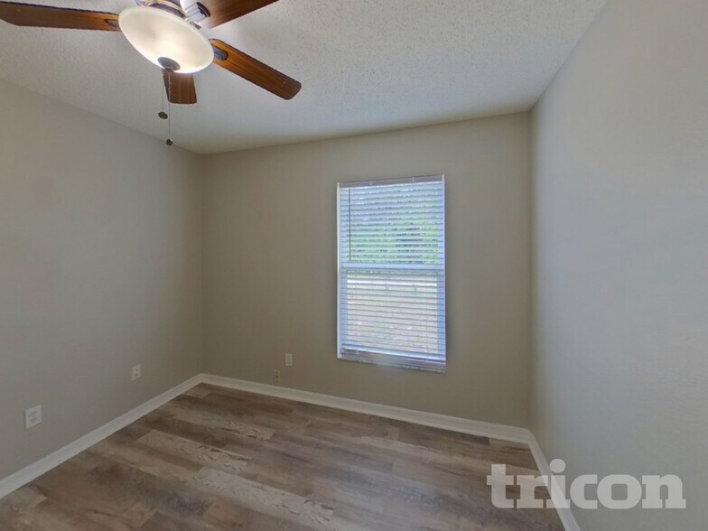 Building Photo - 233 Lakeway Ln