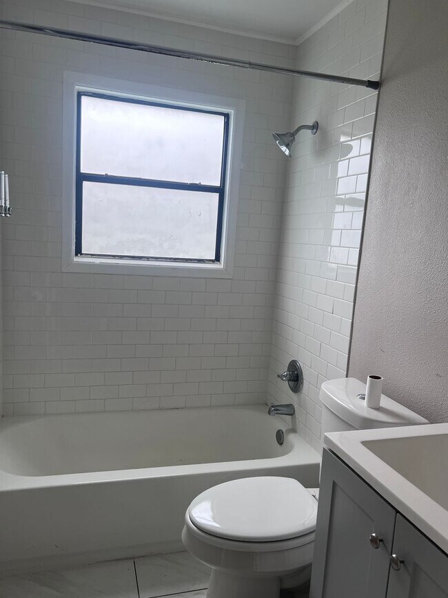 Building Photo - 3 Bedroom Charmer in the Heart of Burleson – Walk to Downtown!