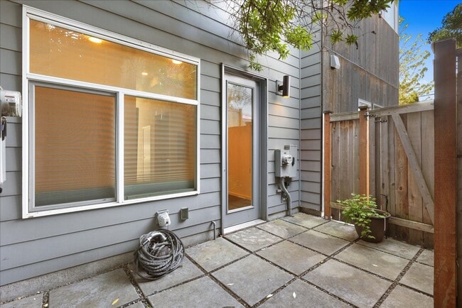 Building Photo - 3Bd/3Ba Seattle Townhouse
