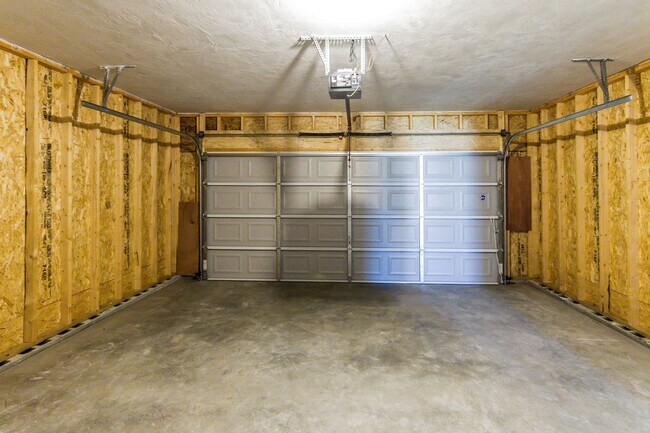 Building Photo - 2 bed 2 bth duplex- available now