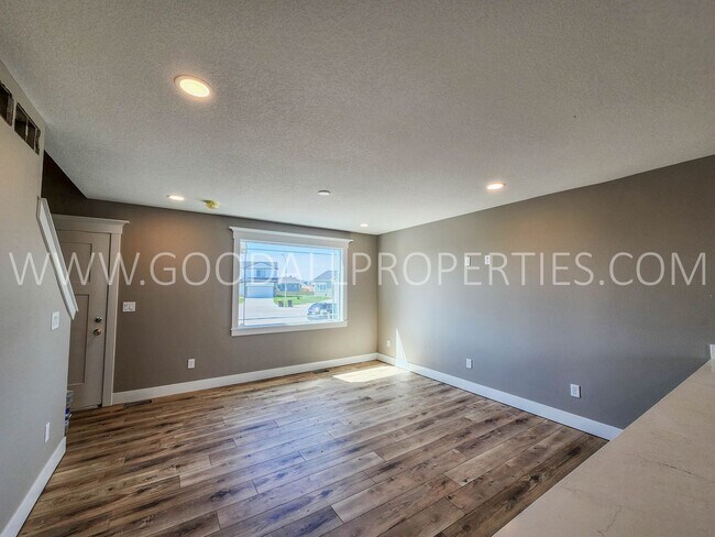 Building Photo - 6 Bedroom 4 bathroom two story home in Waukee