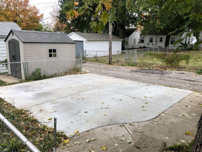 Building Photo - 5242 Parker Ave