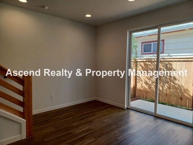Building Photo - Newer 2 Level Townhome with Patio in Alberta Available August 10 Garbage Included Small Pets OK