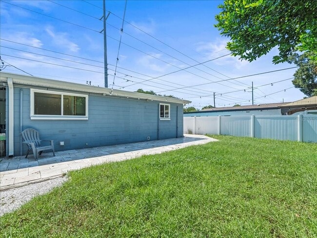 Building Photo - 2200 Capri Dr