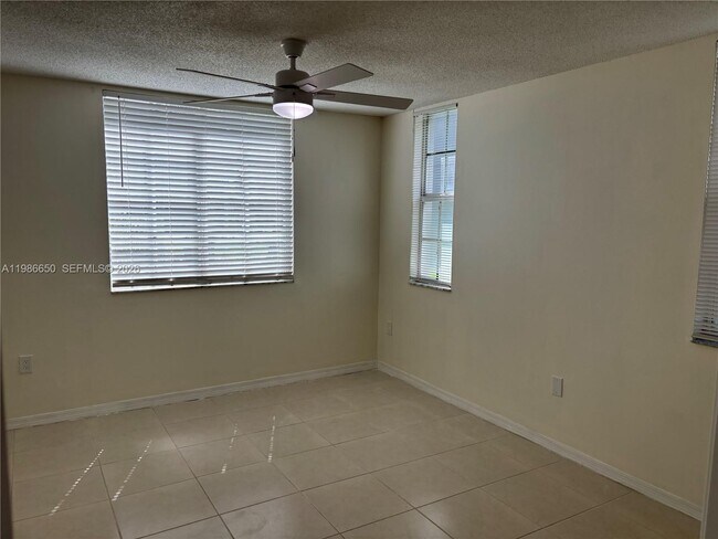 Building Photo - 655 SW 111th Way