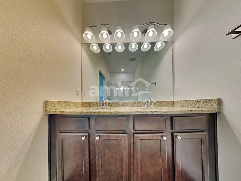 Building Photo - 1049 Walden Pond Dr