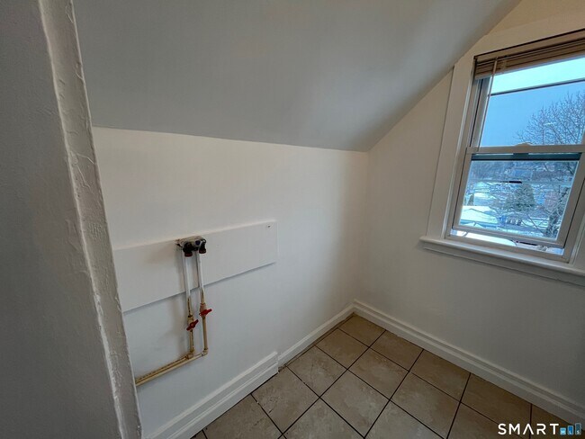 Building Photo - 146 Black Rock Ave