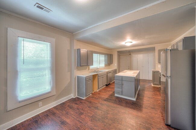 Building Photo - 620 N Moran St