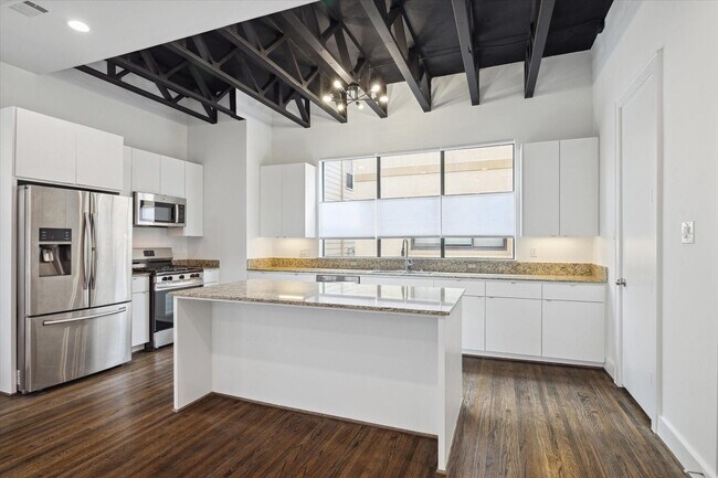 Building Photo - 1105 W 21st St
