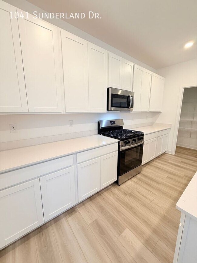 Building Photo - 1041 Sunderland Dr