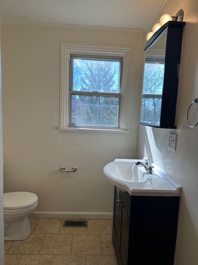 Building Photo - 219 Redwood St