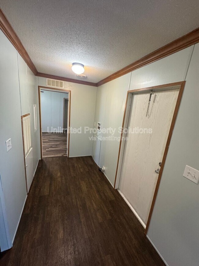 Building Photo - 9499 Wendi Dr NE