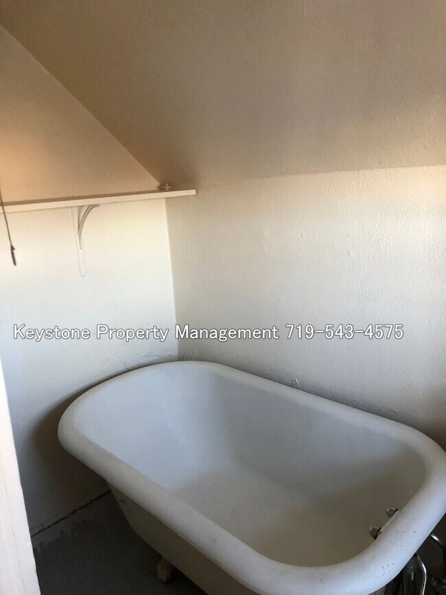 Building Photo - ALL UTILITIES INCLUDED! Upstairs -  1 Bed/1 Bath Apartment with $350 Off Move In Special!  $700/$700