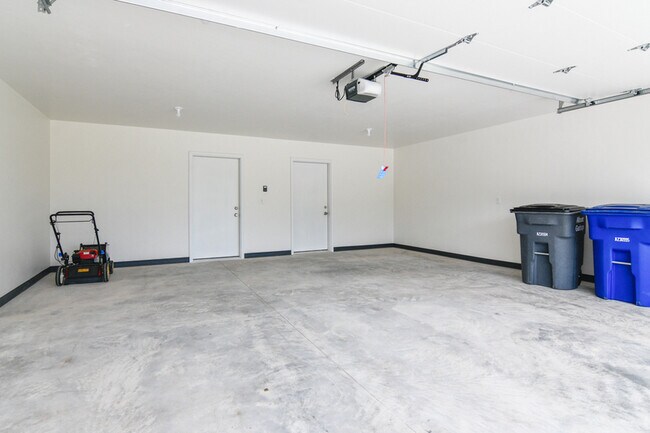 Building Photo - 735 Hoffman Rd