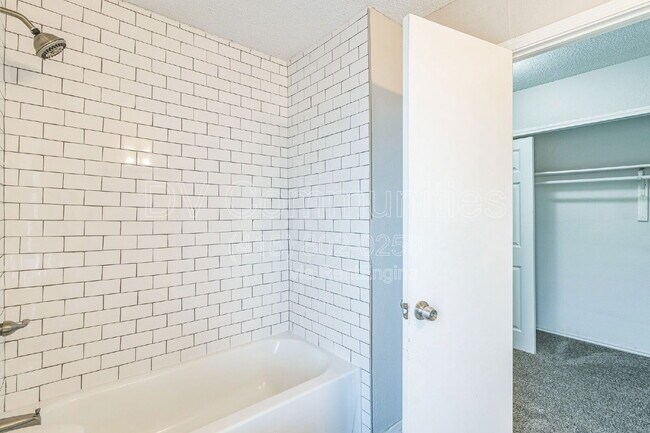 Building Photo - 2804 Red River St