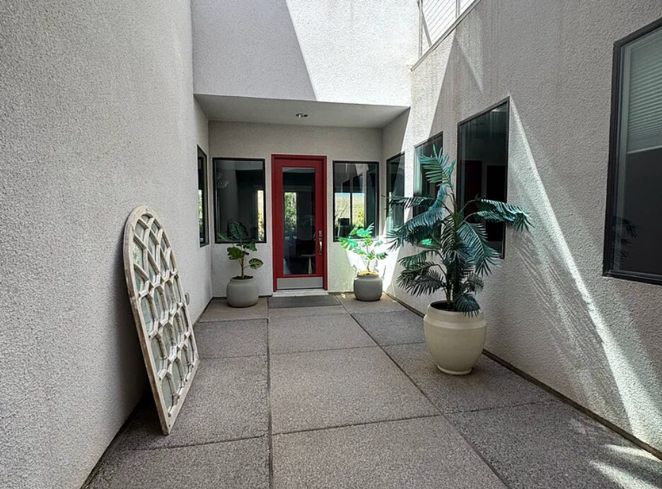 Building Photo - 217 Cromarty St