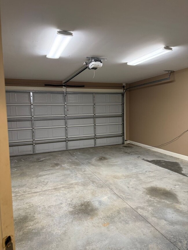 Building Photo - 1633 Devon Dr