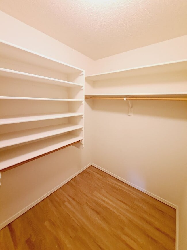 Building Photo - 4 bed home available in Huning Ranch!