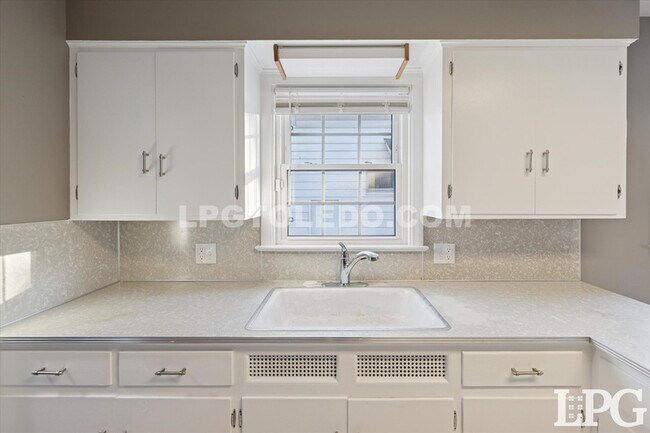 Building Photo - 4336 Lyman Ave