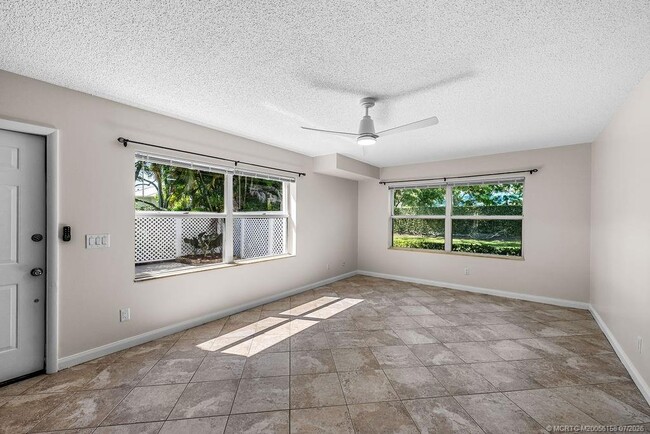 Building Photo - 2905 SW Lakemont Pl