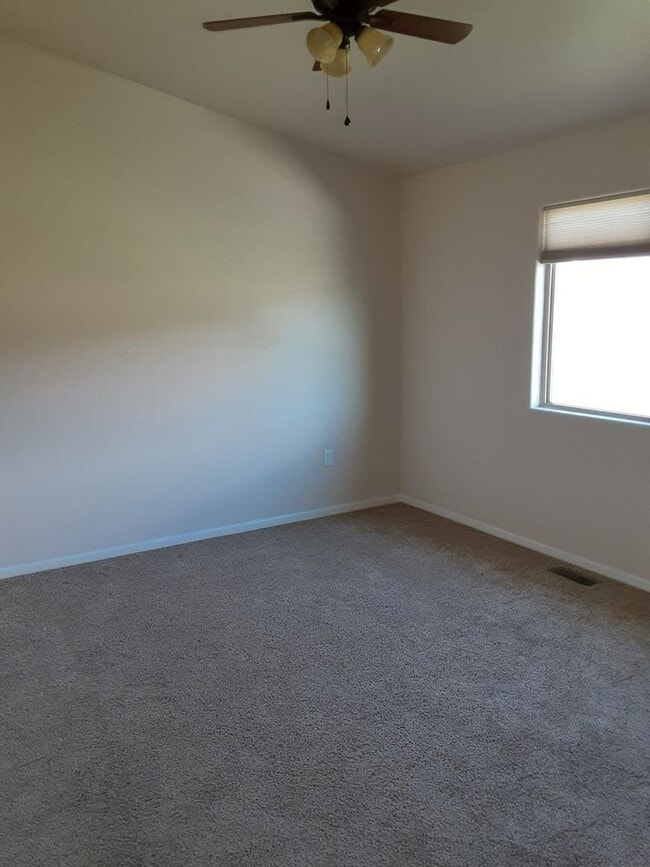 Building Photo - 3 Bedroom, 2 Bath Home with Attached 2-Car...