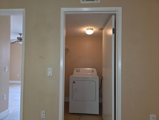 Building Photo - 1542 Lake Crystal Dr