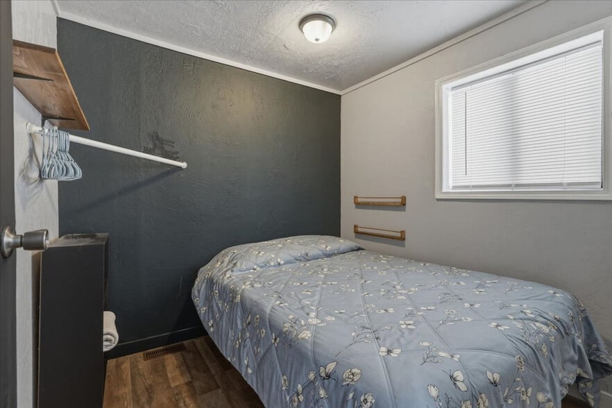 Building Photo - 290 E 4th S