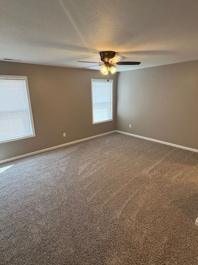 Building Photo - 3 Bedroom / 3 Bath Duplex in Washington