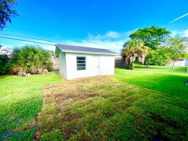 Building Photo - 4557 W Alhambra Cir
