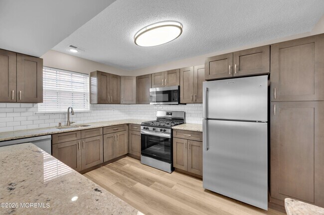 Building Photo - 83 Tulip Ln