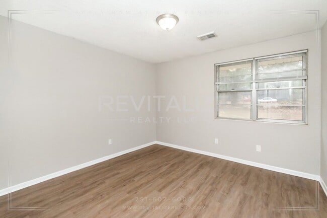 Building Photo - Newly Remodeled 4 Bed 1 Bath House in Mobile!!