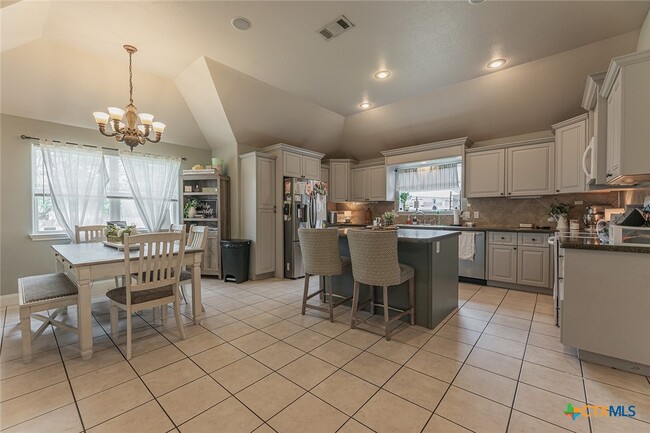 Building Photo - 605 Lantana St