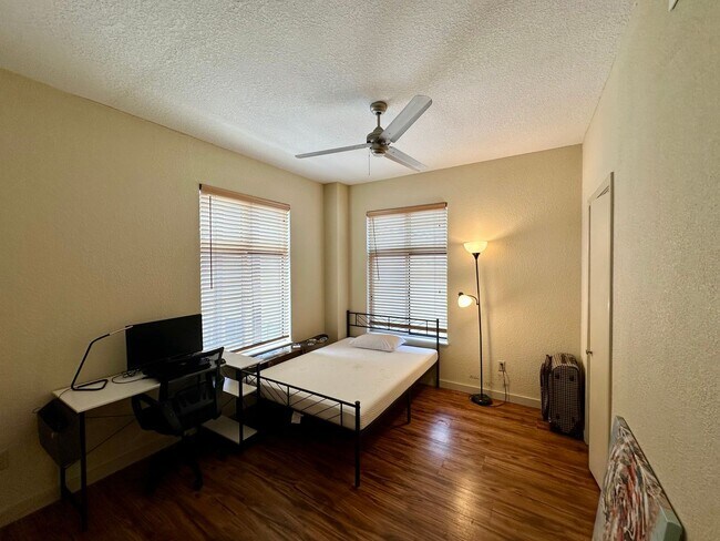 Building Photo - 2/2 Apartment Walking Distance from UT