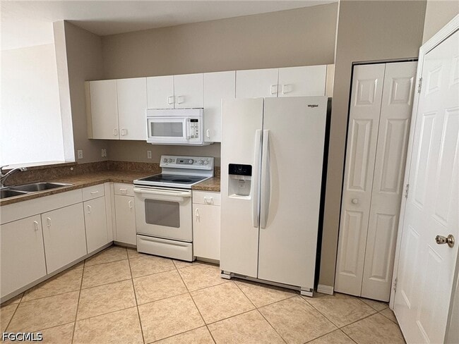 Building Photo - 3643 Pine Oak Cir
