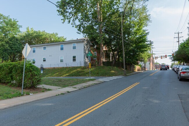 Building Photo - 201 Holly Dr