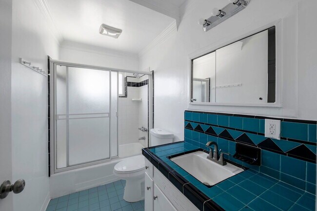 Building Photo - 1008 N Stanley Ave