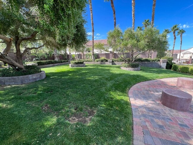 Building Photo - BEAUTIFUL 2BD/2BA SOUTHEAST