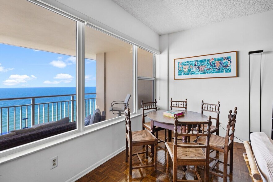 Building Photo - 601 Longboat Club Rd