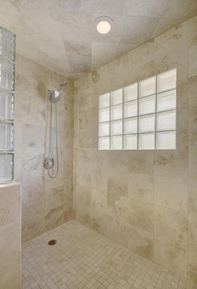 Building Photo - 1909 Winsted Ln