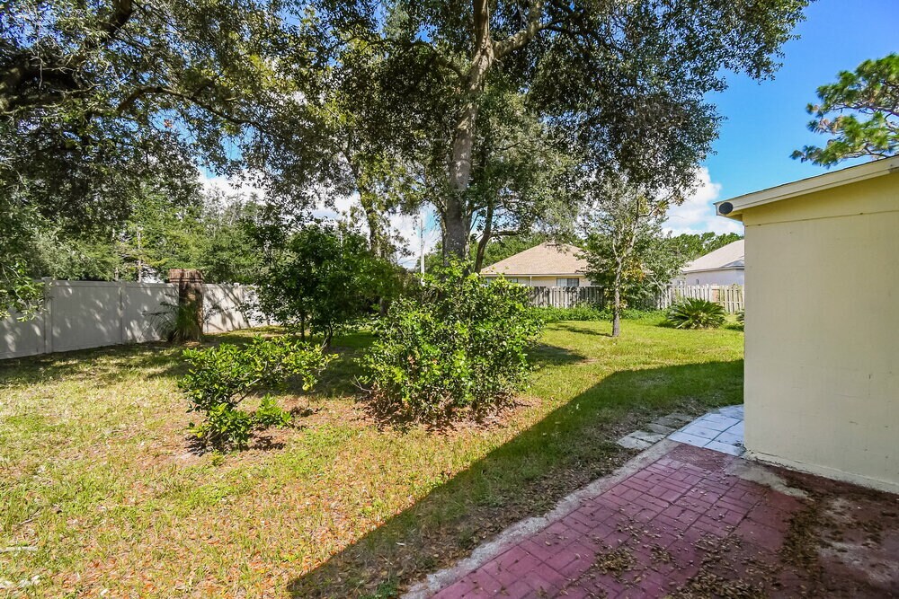 Building Photo - 3306 Lake Effie Ct N