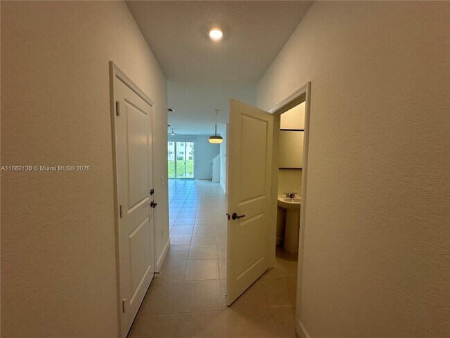 Building Photo - 402 SE Crossoak Ln