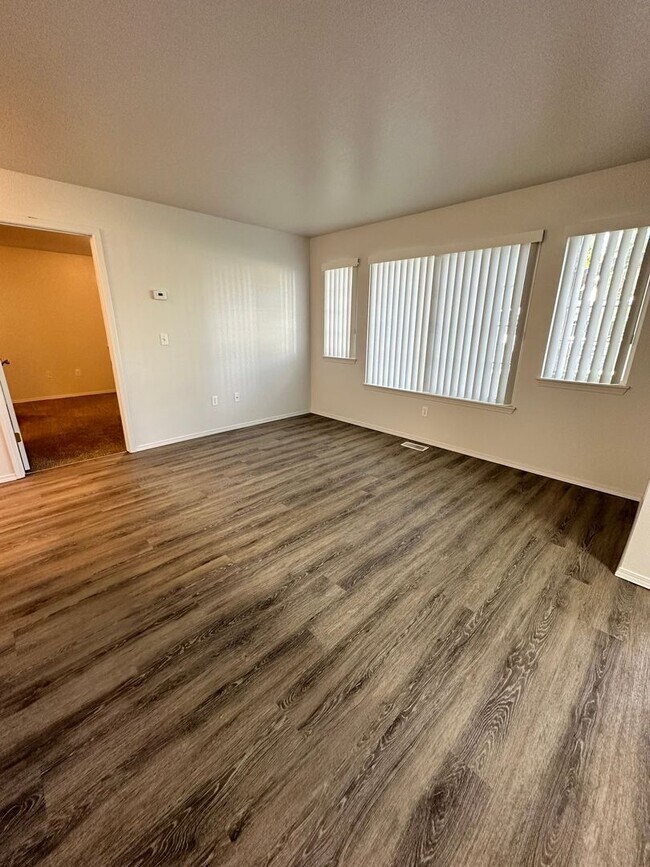 Building Photo - Newly renovated in 2024 2 bedroom 2 bathroom apartment available soon.