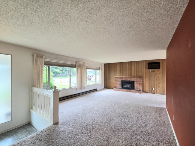 Building Photo - ** Oversized 4-Bedroom House w/ 2-Car Garage, & Fenced Backyard in a great Wenatchee Neighborhood!