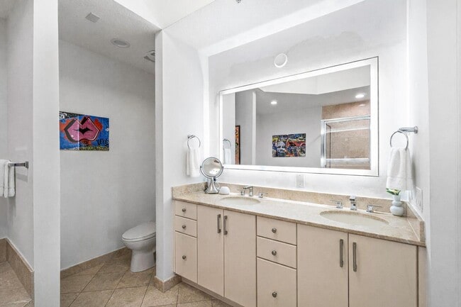 Building Photo - 701 S Olive Ave