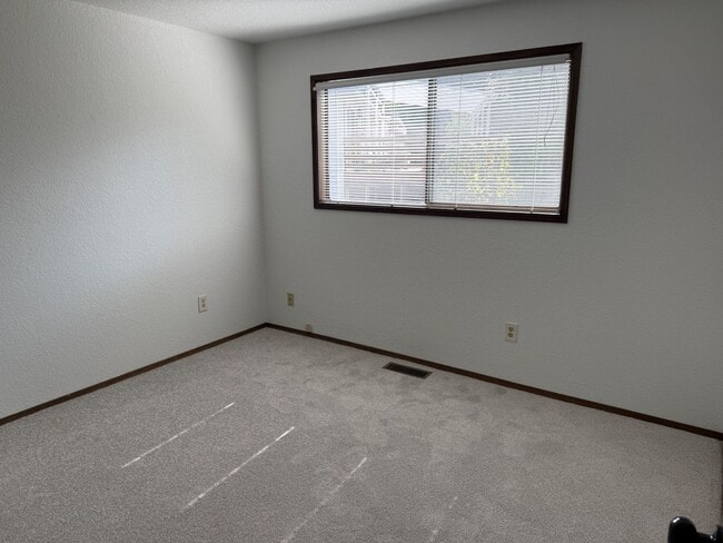 Building Photo - Large 3 BR 2.5 Bath Fenced Yard New Carpet...